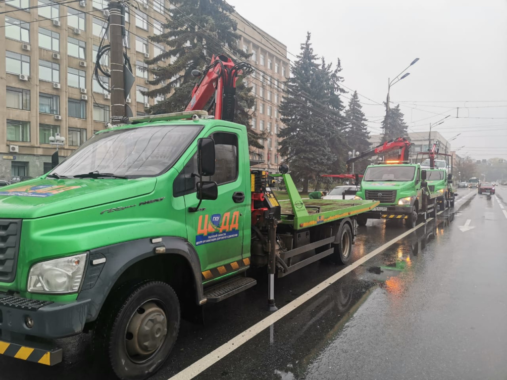 На улицы Твери за неправильно припаркованными автомобилями массово выехали  эвакуаторы 24 сентября 2021